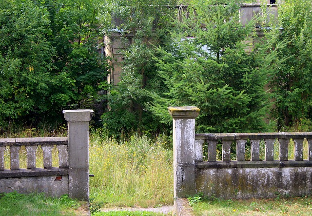okrasný betonový plot